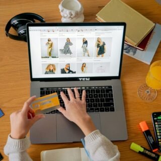 Seseorang sedang memantau dasbor alat analisis performa untuk cek kecepatan website toko online pada layar laptop.