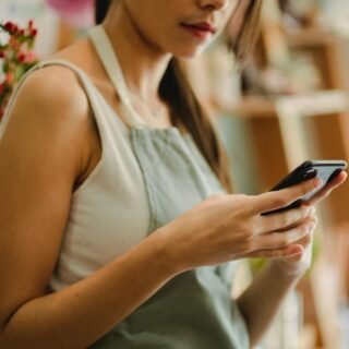 Tampilan dasbor WhatsApp Bisnis di layar smartphone yang menunjukkan fitur katalog dan label untuk manajemen pelanggan.
