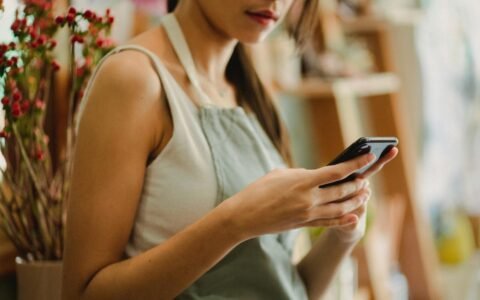 Tampilan dasbor WhatsApp Bisnis di layar smartphone yang menunjukkan fitur katalog dan label untuk manajemen pelanggan.