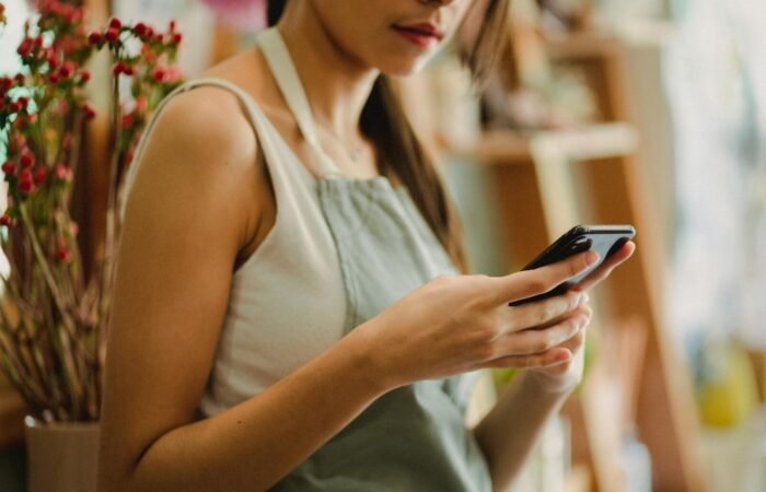 Tampilan dasbor WhatsApp Bisnis di layar smartphone yang menunjukkan fitur katalog dan label untuk manajemen pelanggan.