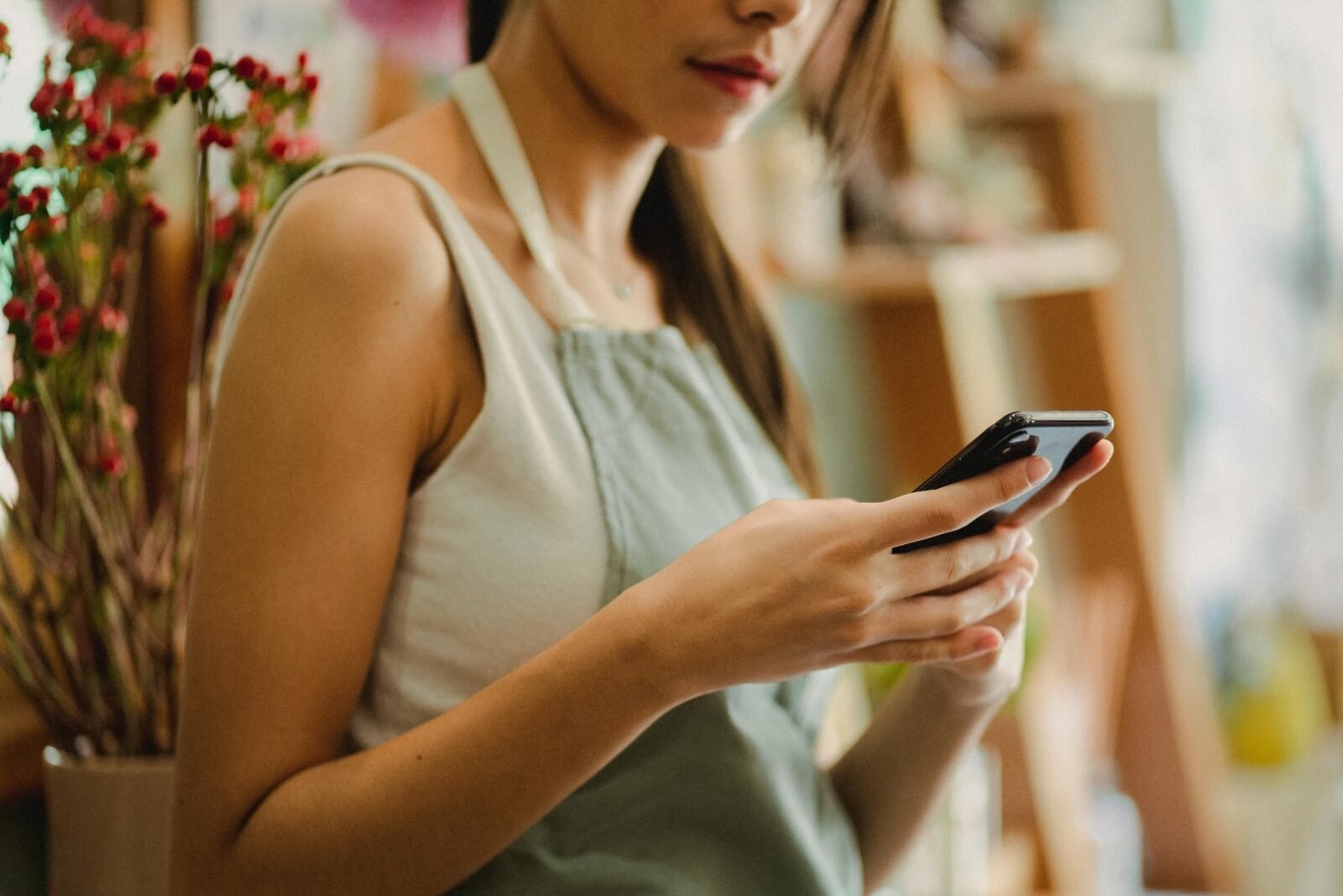 Tampilan dasbor WhatsApp Bisnis di layar smartphone yang menunjukkan fitur katalog dan label untuk manajemen pelanggan.