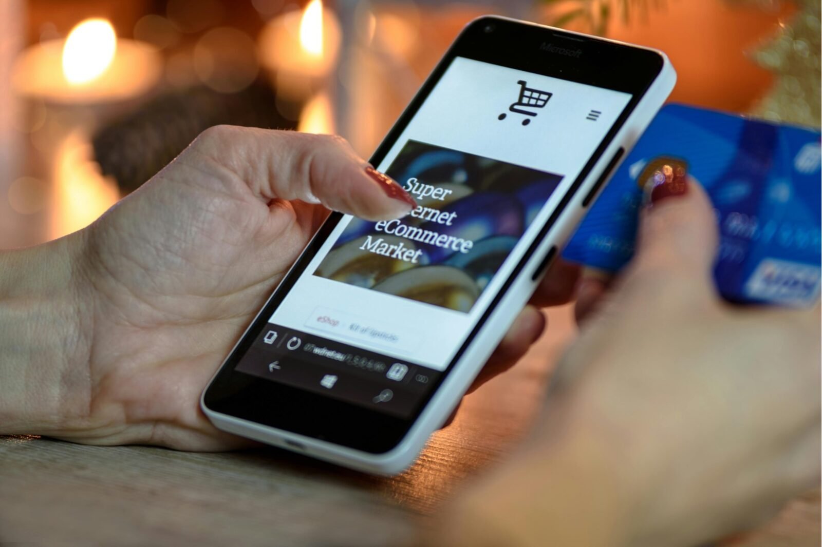 Seseorang sedang nyaman berbelanja online menggunakan smartphone dengan tampilan website e-commerce yang responsif dan rapi.