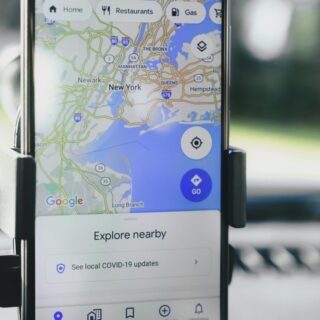 Tampilan peta Google Maps di layar ponsel yang menunjukkan lokasi toko UMKM dengan ulasan bintang lima.