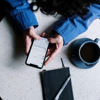 Tampilan layar HP yang menunjukkan integrasi tombol WhatsApp melayang pada sebuah website toko online yang mudah diakses pembeli.