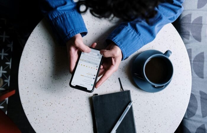 Tampilan layar HP yang menunjukkan integrasi tombol WhatsApp melayang pada sebuah website toko online yang mudah diakses pembeli.