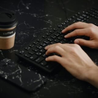 Seseorang sedang mengetik naskah deskripsi produk yang persuasif di laptop untuk halaman toko online.