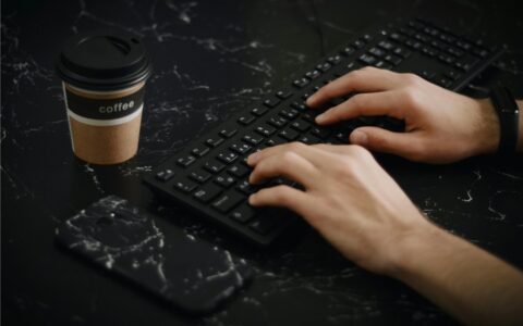 Seseorang sedang mengetik naskah deskripsi produk yang persuasif di laptop untuk halaman toko online.