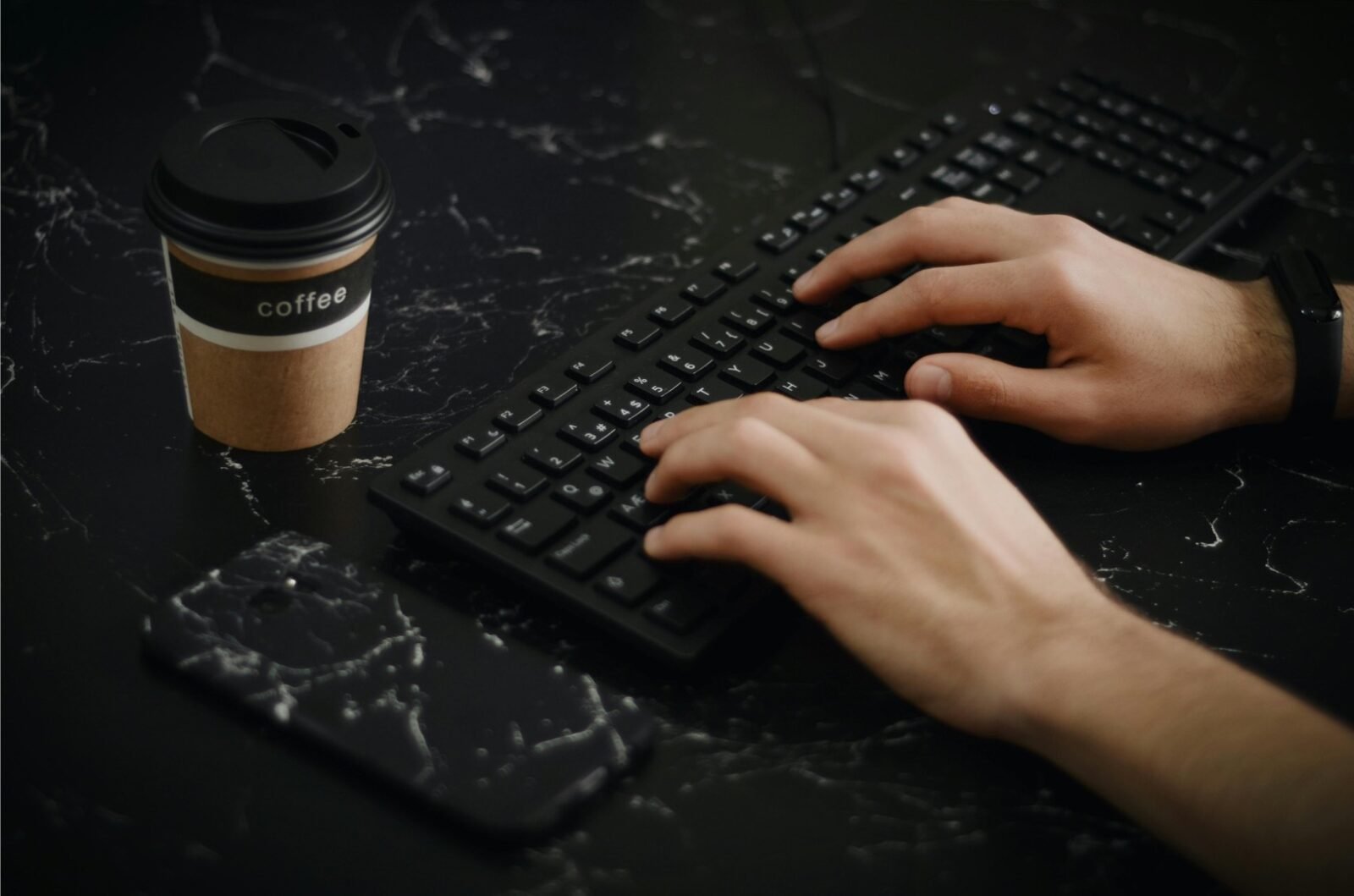 Seseorang sedang mengetik naskah deskripsi produk yang persuasif di laptop untuk halaman toko online.