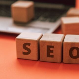 Ilustrasi grafik pertumbuhan trafik website yang naik stabil berkat penerapan strategi konten SEO berkualitas tinggi.