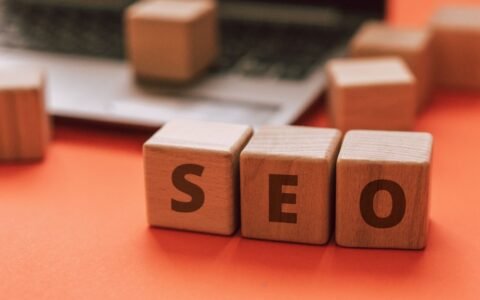 Ilustrasi grafik pertumbuhan trafik website yang naik stabil berkat penerapan strategi konten SEO berkualitas tinggi.