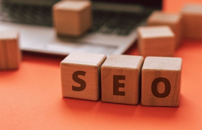 Ilustrasi grafik pertumbuhan trafik website yang naik stabil berkat penerapan strategi konten SEO berkualitas tinggi.