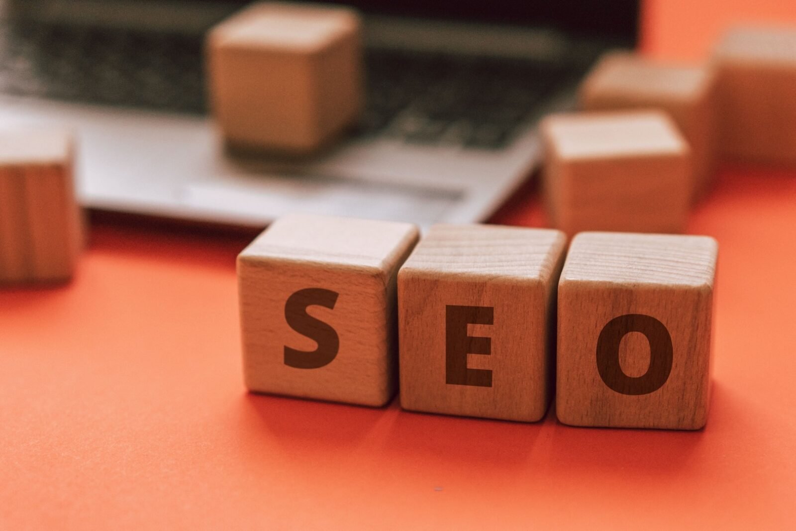 Ilustrasi grafik pertumbuhan trafik website yang naik stabil berkat penerapan strategi konten SEO berkualitas tinggi.