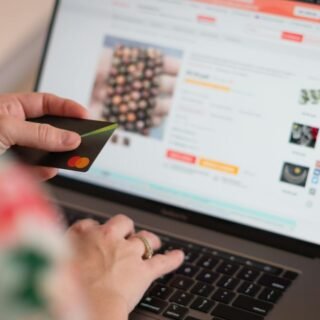 Tabel harga berlangganan yang transparan dan rapi pada sebuah halaman website untuk mempermudah keputusan pembelian pengunjung.