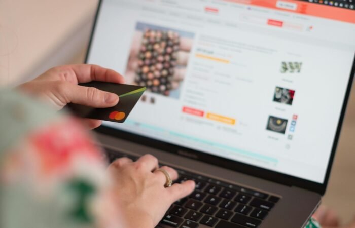 Tabel harga berlangganan yang transparan dan rapi pada sebuah halaman website untuk mempermudah keputusan pembelian pengunjung.