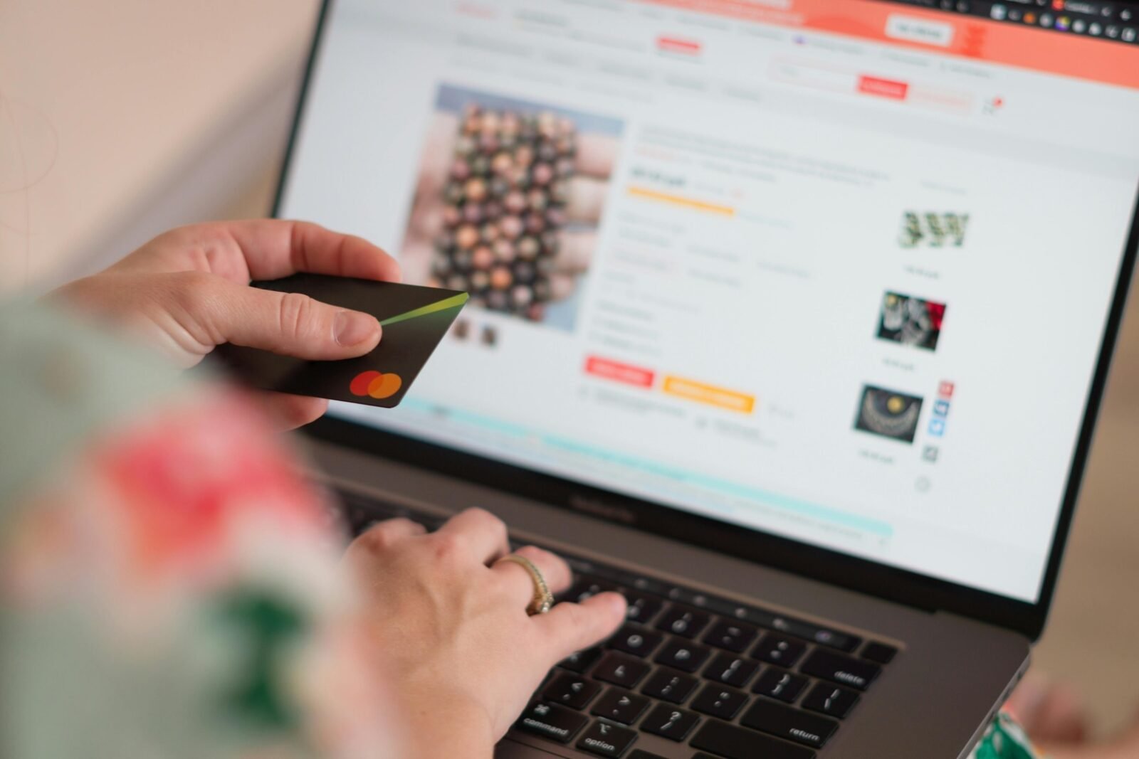 Tabel harga berlangganan yang transparan dan rapi pada sebuah halaman website untuk mempermudah keputusan pembelian pengunjung.