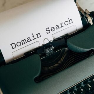 Seseorang sedang mendaftarkan nama domain baru yang terlihat profesional pada layar laptop untuk bisnis mereka.