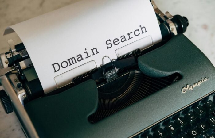 Seseorang sedang mendaftarkan nama domain baru yang terlihat profesional pada layar laptop untuk bisnis mereka.