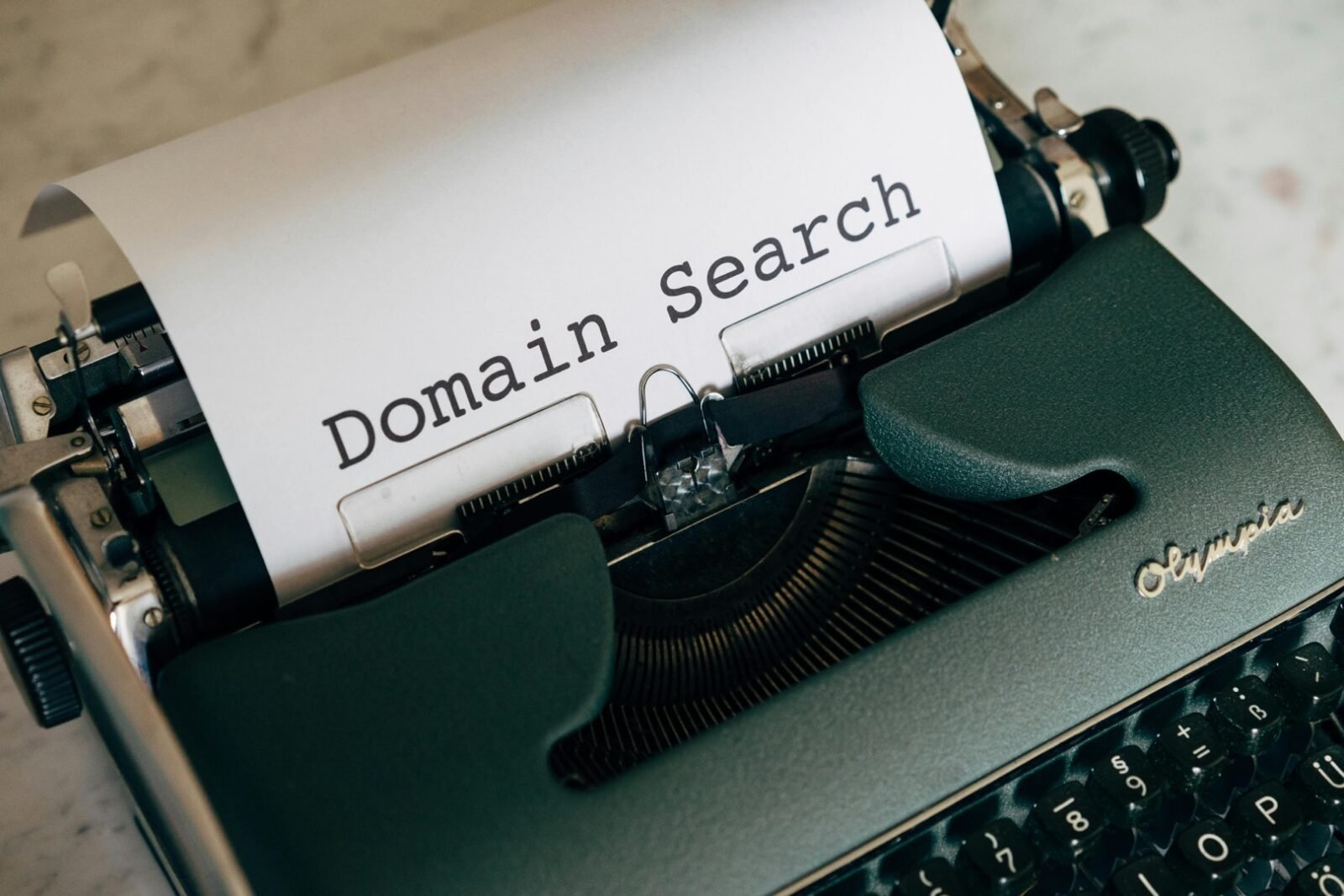 Seseorang sedang mendaftarkan nama domain baru yang terlihat profesional pada layar laptop untuk bisnis mereka.