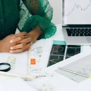 Seseorang sedang menganalisis laporan performa bulanan website menggunakan grafik di dasbor laptop untuk strategi pertumbuhan selanjutnya.