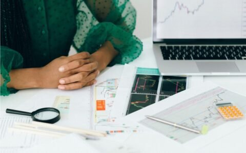 Seseorang sedang menganalisis laporan performa bulanan website menggunakan grafik di dasbor laptop untuk strategi pertumbuhan selanjutnya.