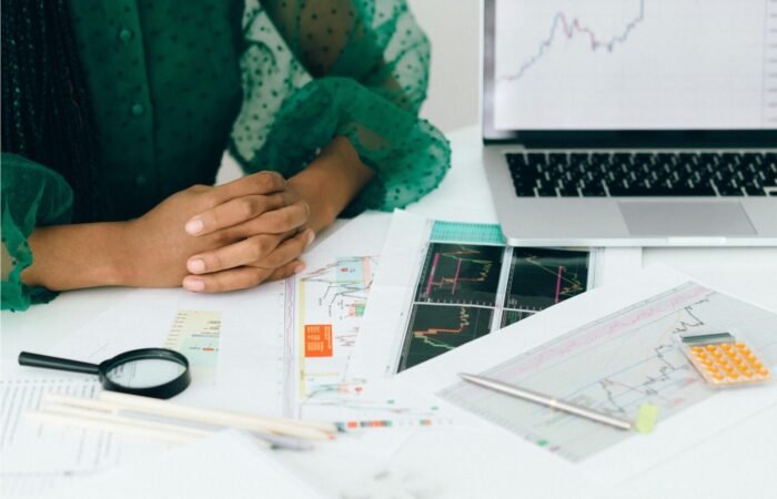 Seseorang sedang menganalisis laporan performa bulanan website menggunakan grafik di dasbor laptop untuk strategi pertumbuhan selanjutnya.