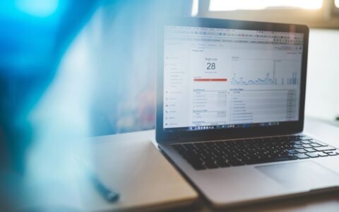 Seseorang sedang mempelajari grafik pertumbuhan pengunjung dan data demografi pada dasbor Google Analytics 4.