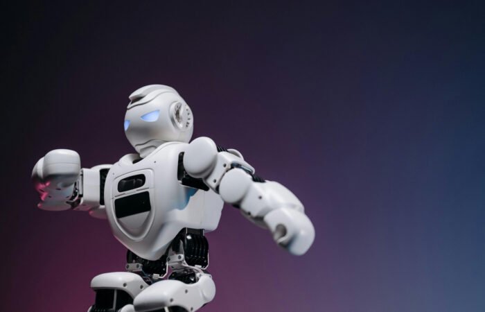 Ilustrasi robot AI membuat bangunan website di dalam sangkar kaca, menggambarkan keterbatasan dan kakunya sistem pembuat website otomatis untuk bisnis UMKM.