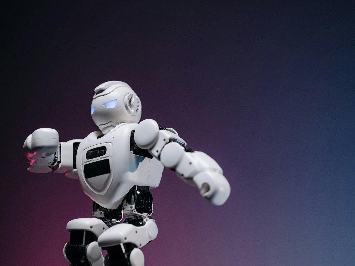 Ilustrasi robot AI membuat bangunan website di dalam sangkar kaca, menggambarkan keterbatasan dan kakunya sistem pembuat website otomatis untuk bisnis UMKM.