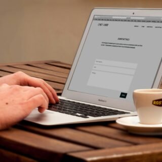Seseorang sedang mengelola ketersediaan kamar dan pemesanan otomatis melalui dasbor website manajemen kos di perangkat tablet.