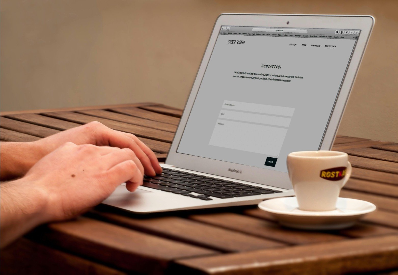 Seseorang sedang mengelola ketersediaan kamar dan pemesanan otomatis melalui dasbor website manajemen kos di perangkat tablet.