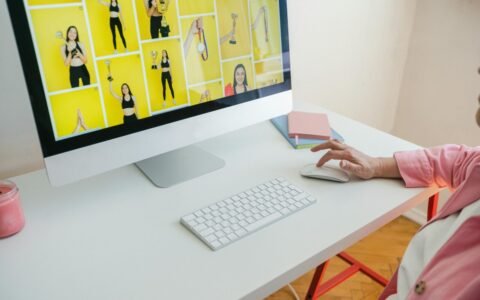 Perbandingan dua foto produk di layar komputer yang menunjukkan ukuran file lebih kecil setelah dikompres tanpa kehilangan ketajaman visual.