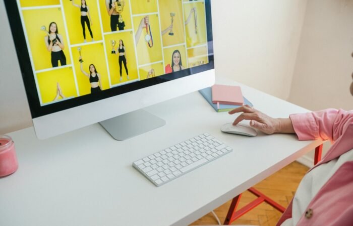 Perbandingan dua foto produk di layar komputer yang menunjukkan ukuran file lebih kecil setelah dikompres tanpa kehilangan ketajaman visual.