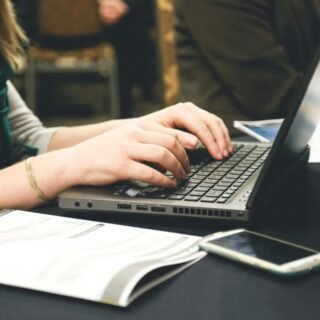 Teks copywriting persuasif di layar laptop yang dirancang khusus untuk meningkatkan konversi penjualan pada landing page UMKM.