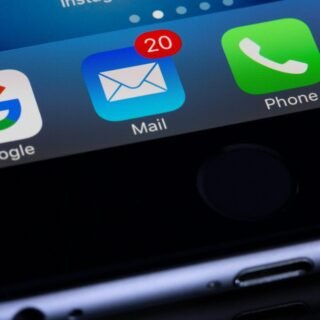 ampilan kotak masuk (inbox) aplikasi email profesional yang menampilkan alamat email dengan domain kustom perusahaan resmi.