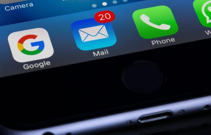 ampilan kotak masuk (inbox) aplikasi email profesional yang menampilkan alamat email dengan domain kustom perusahaan resmi.