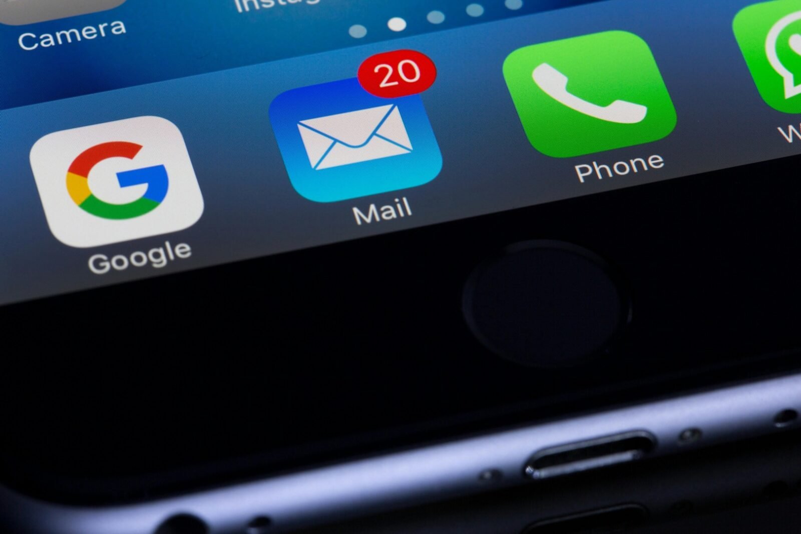 ampilan kotak masuk (inbox) aplikasi email profesional yang menampilkan alamat email dengan domain kustom perusahaan resmi.