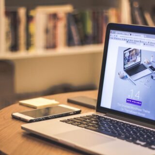 Ilustrasi perbandingan platform pembuat website antara logo WordPress, Webflow, dan Wix untuk kebutuhan aset digital bisnis.