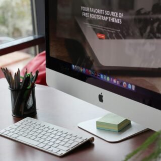 Ilustrasi tampilan layar laptop yang menunjukkan perbandingan desain website yang berantakan dengan desain website konversi tinggi yang rapi.