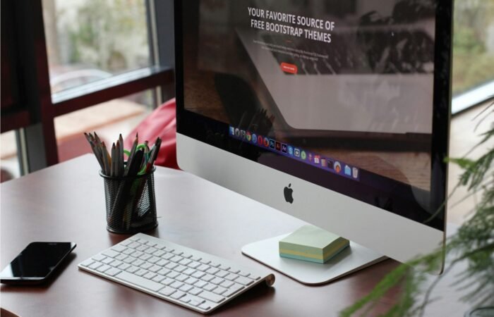 Ilustrasi tampilan layar laptop yang menunjukkan perbandingan desain website yang berantakan dengan desain website konversi tinggi yang rapi.