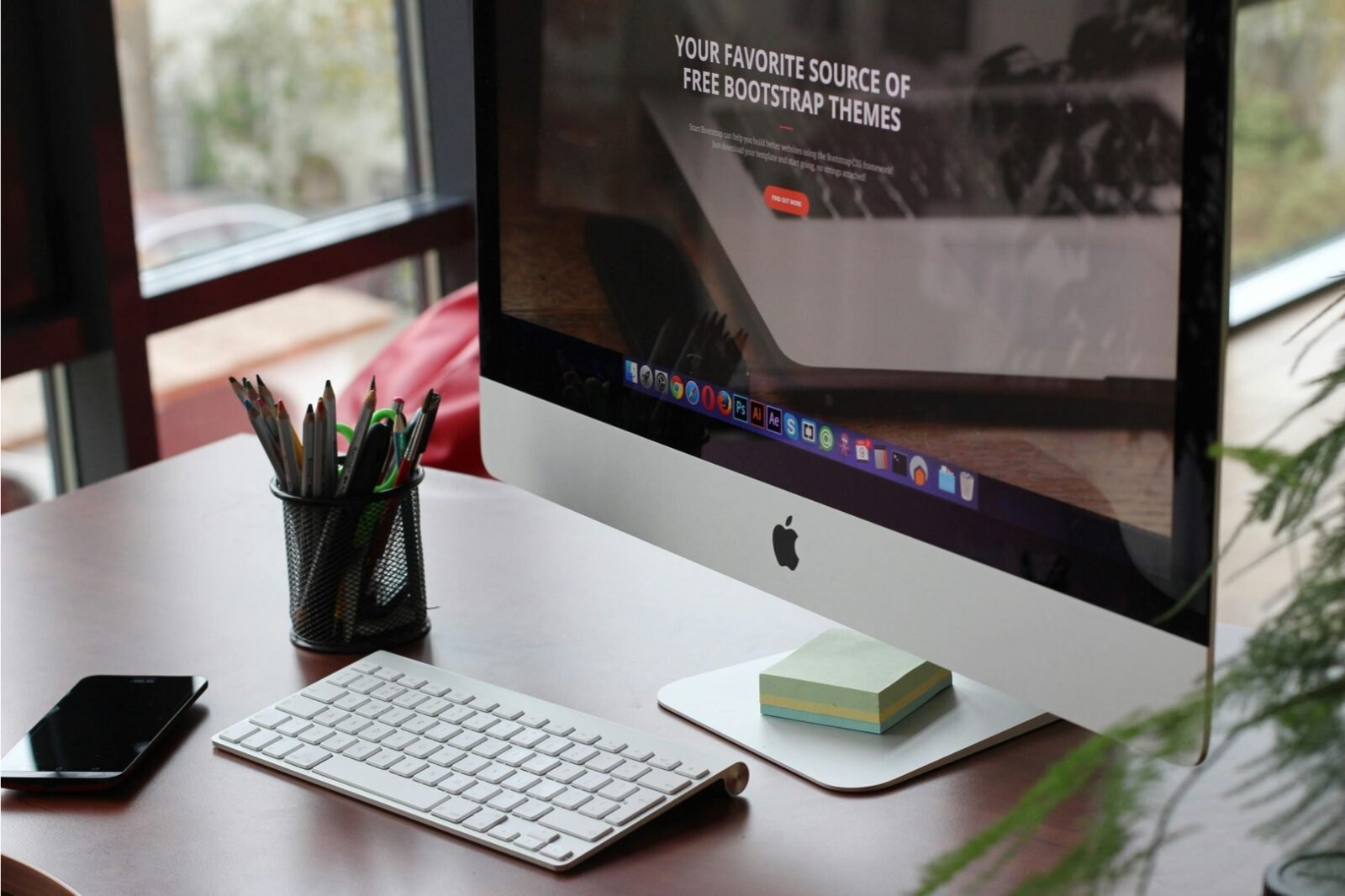 Ilustrasi tampilan layar laptop yang menunjukkan perbandingan desain website yang berantakan dengan desain website konversi tinggi yang rapi.