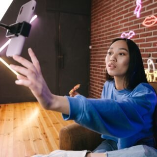 Ilustrasi harmoni keseimbangan antara logo YouTube dan TikTok untuk strategi video marketing bisnis.