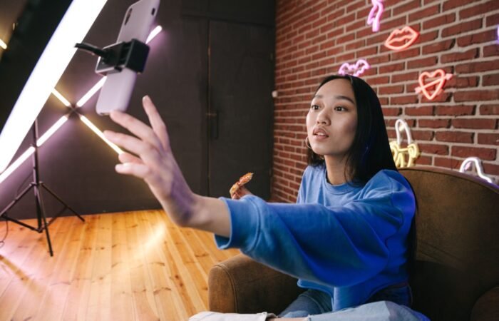 Ilustrasi harmoni keseimbangan antara logo YouTube dan TikTok untuk strategi video marketing bisnis.