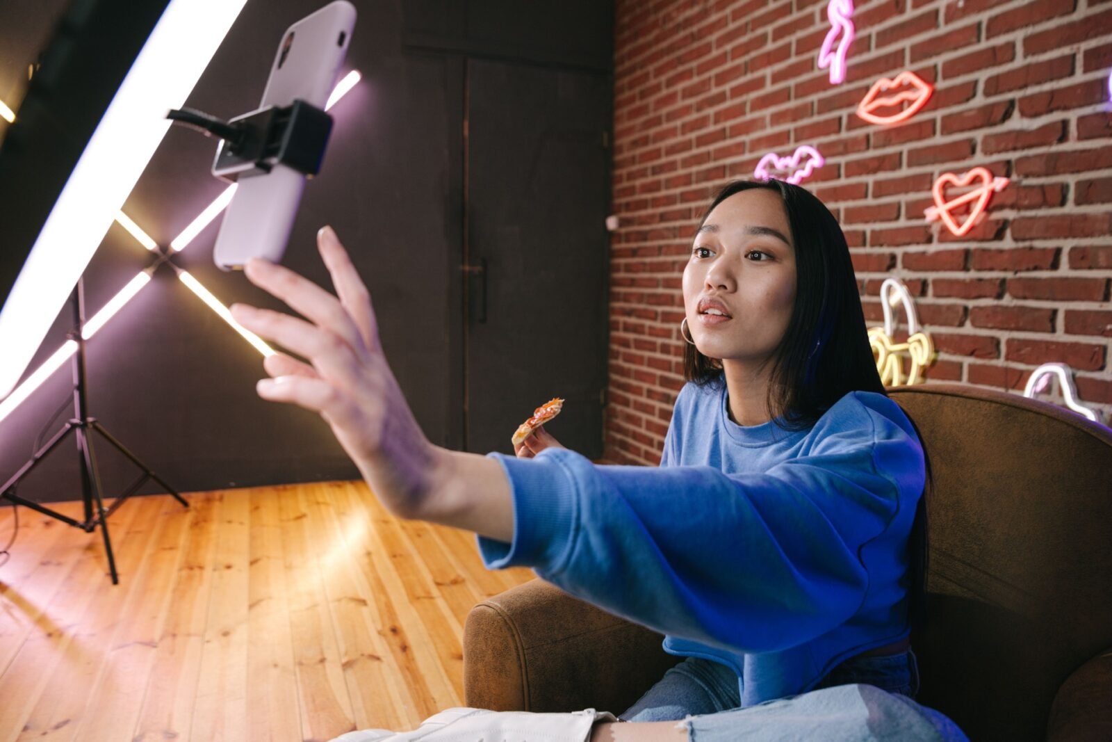 Ilustrasi harmoni keseimbangan antara logo YouTube dan TikTok untuk strategi video marketing bisnis.